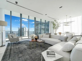Stunning Upper Penthouse With Private Rooftop Pool